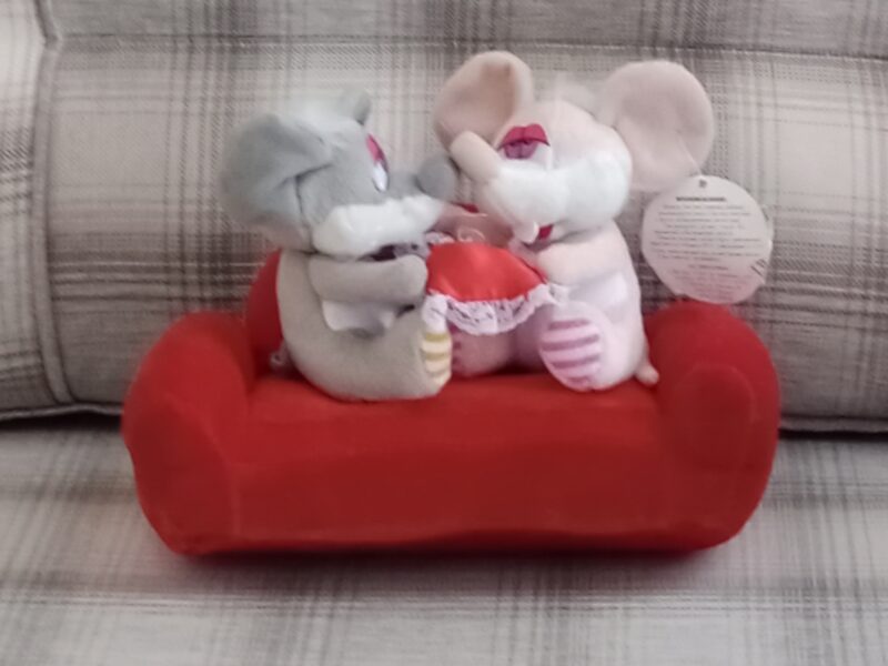 Игрушка "Мыши на диване"