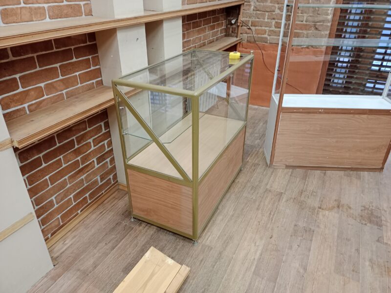 Продаю витрины б/у