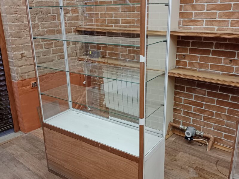 Продаю витрины б/у