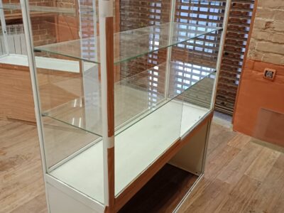 Продаю витрины б/у