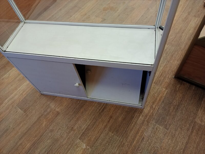 Продаю витрины б/у