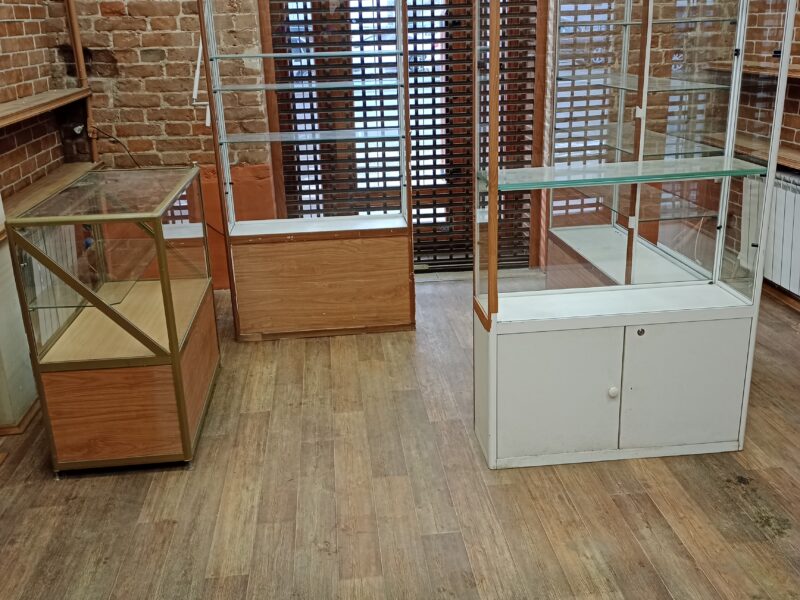Продаю витрины б/у